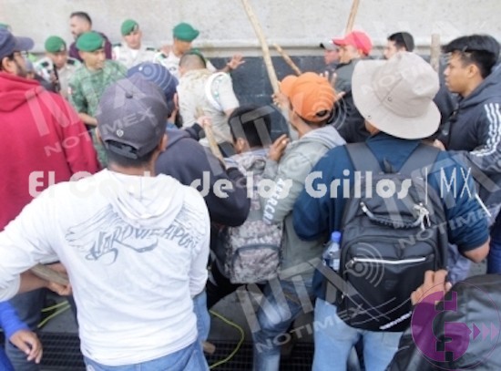 Manifestantes agreden a policías militares en Palacio Nacional