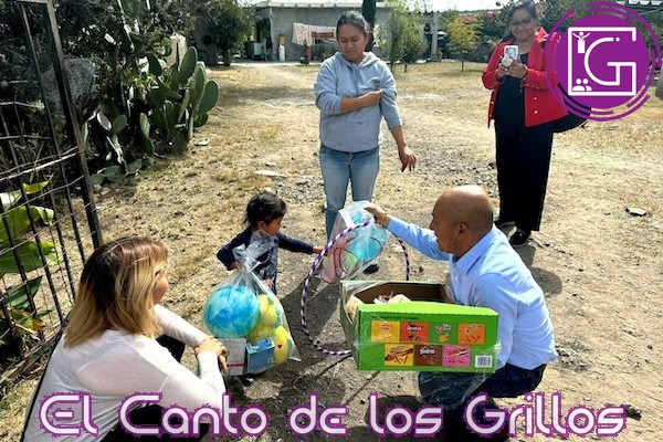 Entrega Colegio de Contadores juguetes en comunidad El Pie en #Querétaro