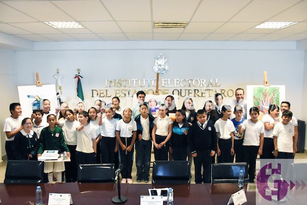 Premian @IEEQcomunica y @USEBEQOficial a ganadores de concursos de dibujo y ensayo