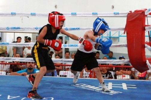 Niños con puños de hombre para defenderse en calles y escuela
