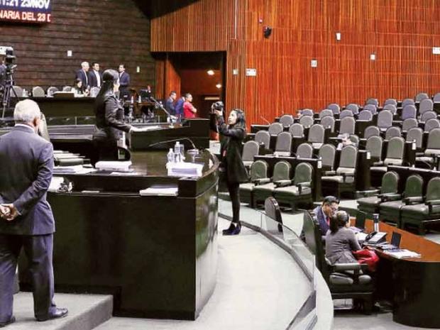 Simulan diputados dar discursos; suben a tribuna para presumir foto en redes sociales