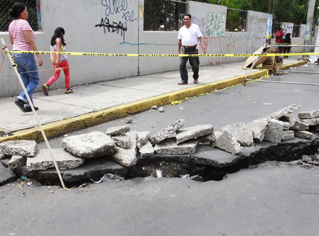 Geólogos reportan importantes grietas no visibles en Tláhuac, tras #sismo