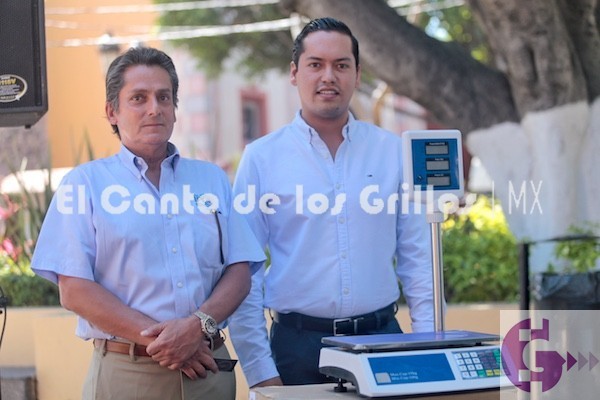 Reciben comerciantes de El Pueblito apoyo con básculas para sus negocios