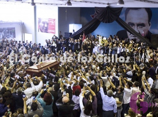 Restos de Alan García llegan al cementerio donde serán cremados