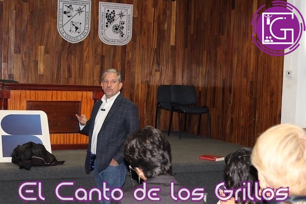 Participa Fernández en conversatorio sobre administración pública, en la UAQ