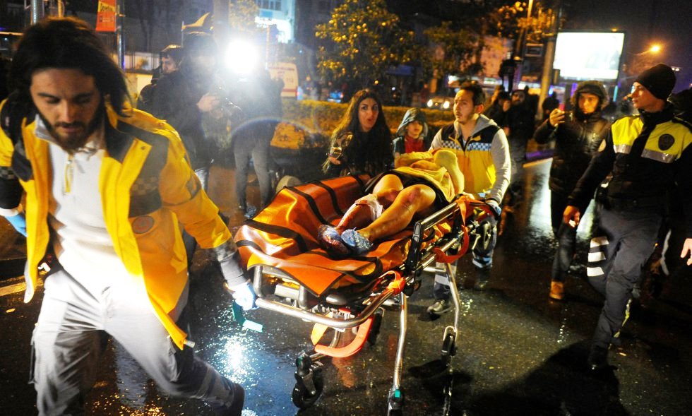 Dos vestidos de Santa Clos matan a 35 y hieren a decenas en Estambul