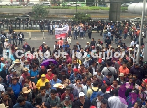 Se enfrentan mezcaleros y policías en Anillo Periférico sur