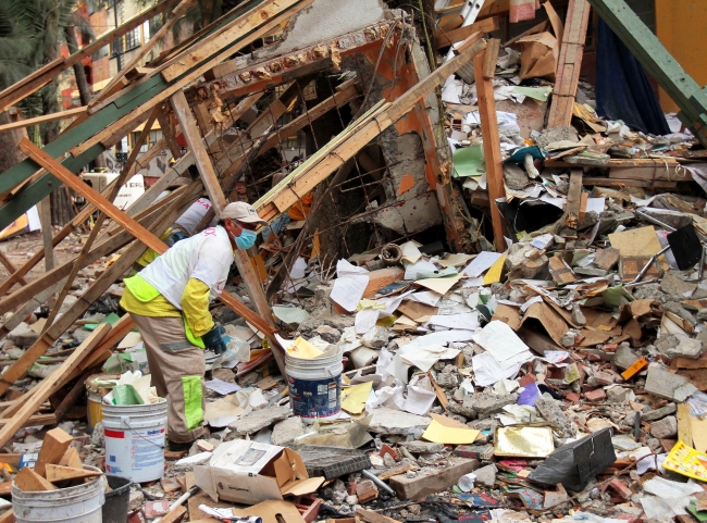 Sismo lo dejó sin casa, pero no sin fuerza; le llaman Juan Agallas