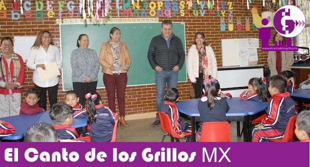 Reciben 492 alumnos tequisquiapenses mobiliario y zapatos deportivos